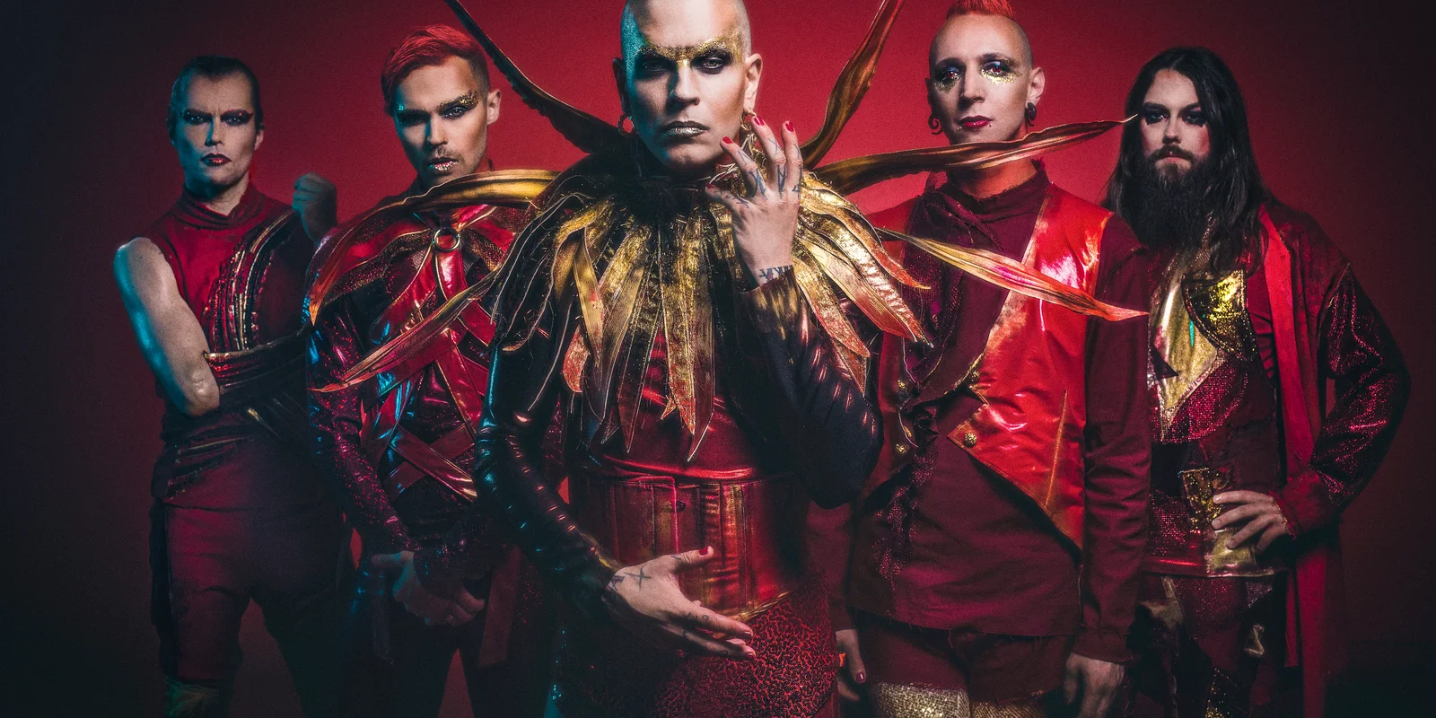 Bandfoto Lord of the Lost – die Bandmitglieder tragen rot-goldene Kostüme.
