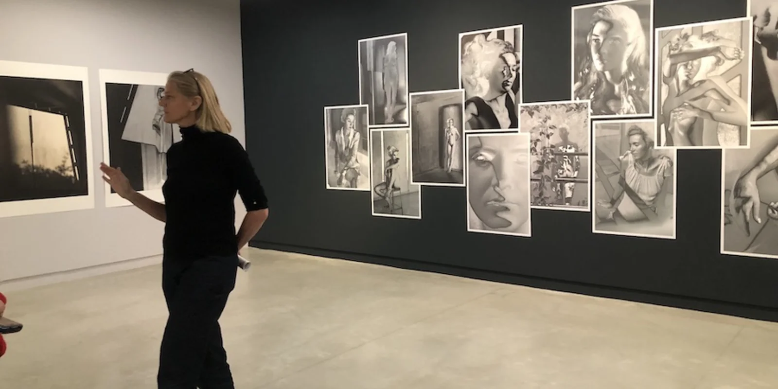 Ausstellungsraum mit Bildern und Künstlerin Mona Kuhn