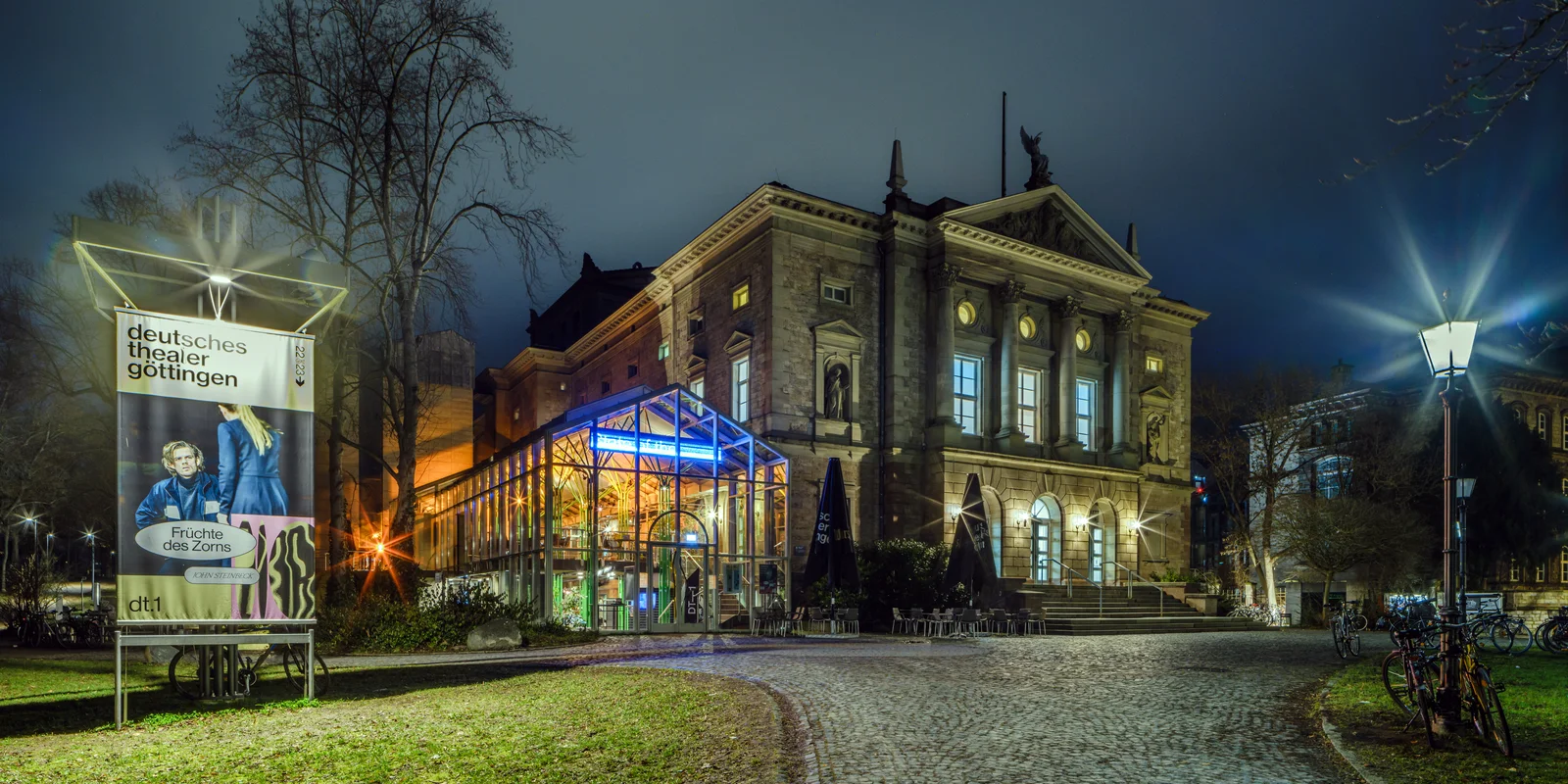 Außenaufnahme Nacht Göttingen Deutsches Theater