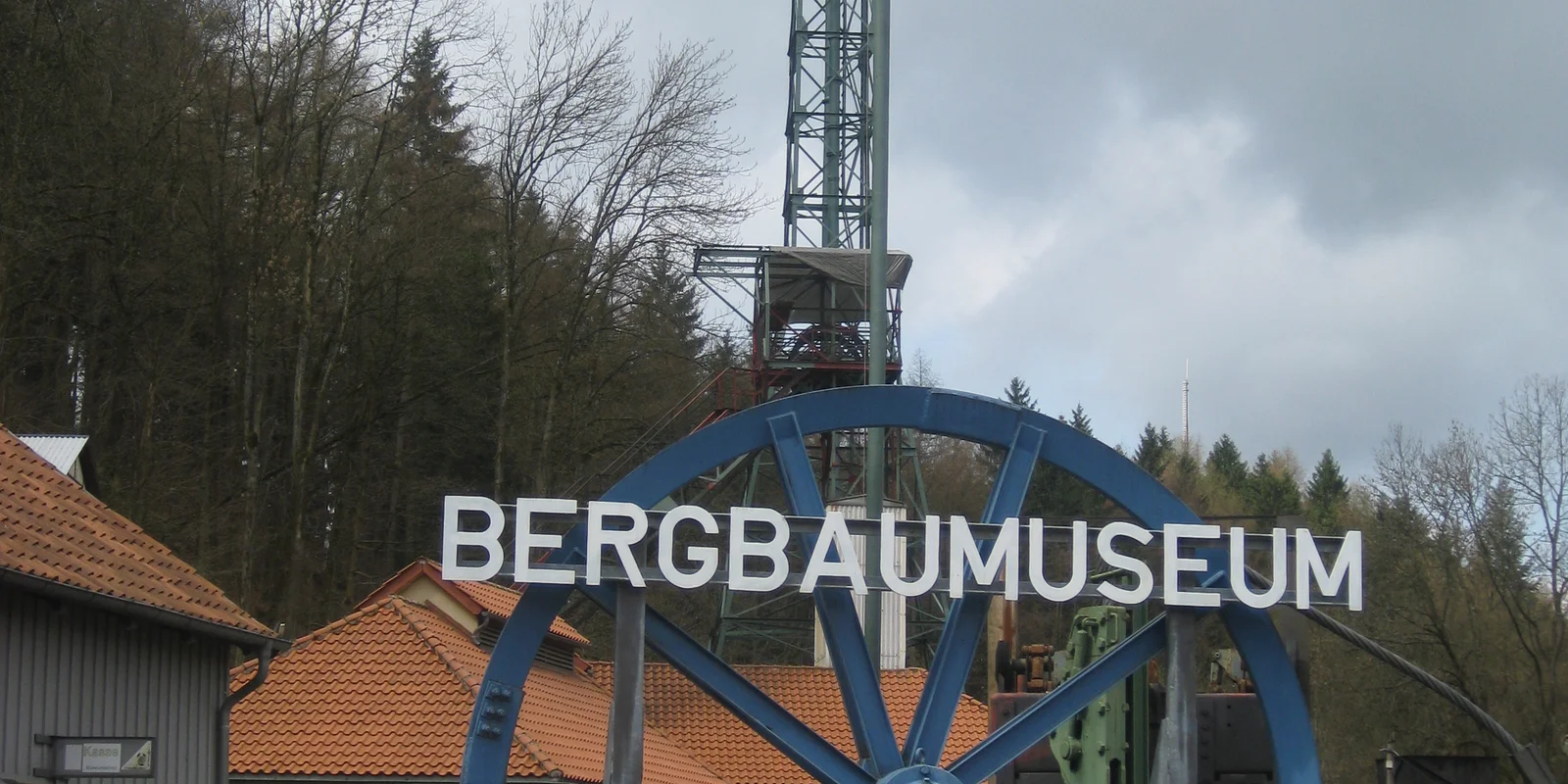 Großes Blaues Metallrad mit der Aufschrift "Bergbaumuseum"