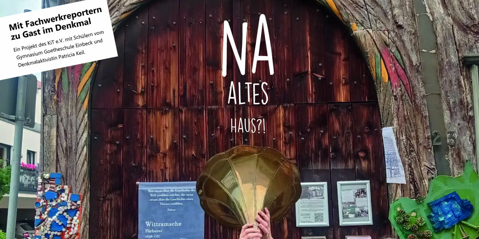 Schriftzug "Na Altes Haus" auf einer Holztür.