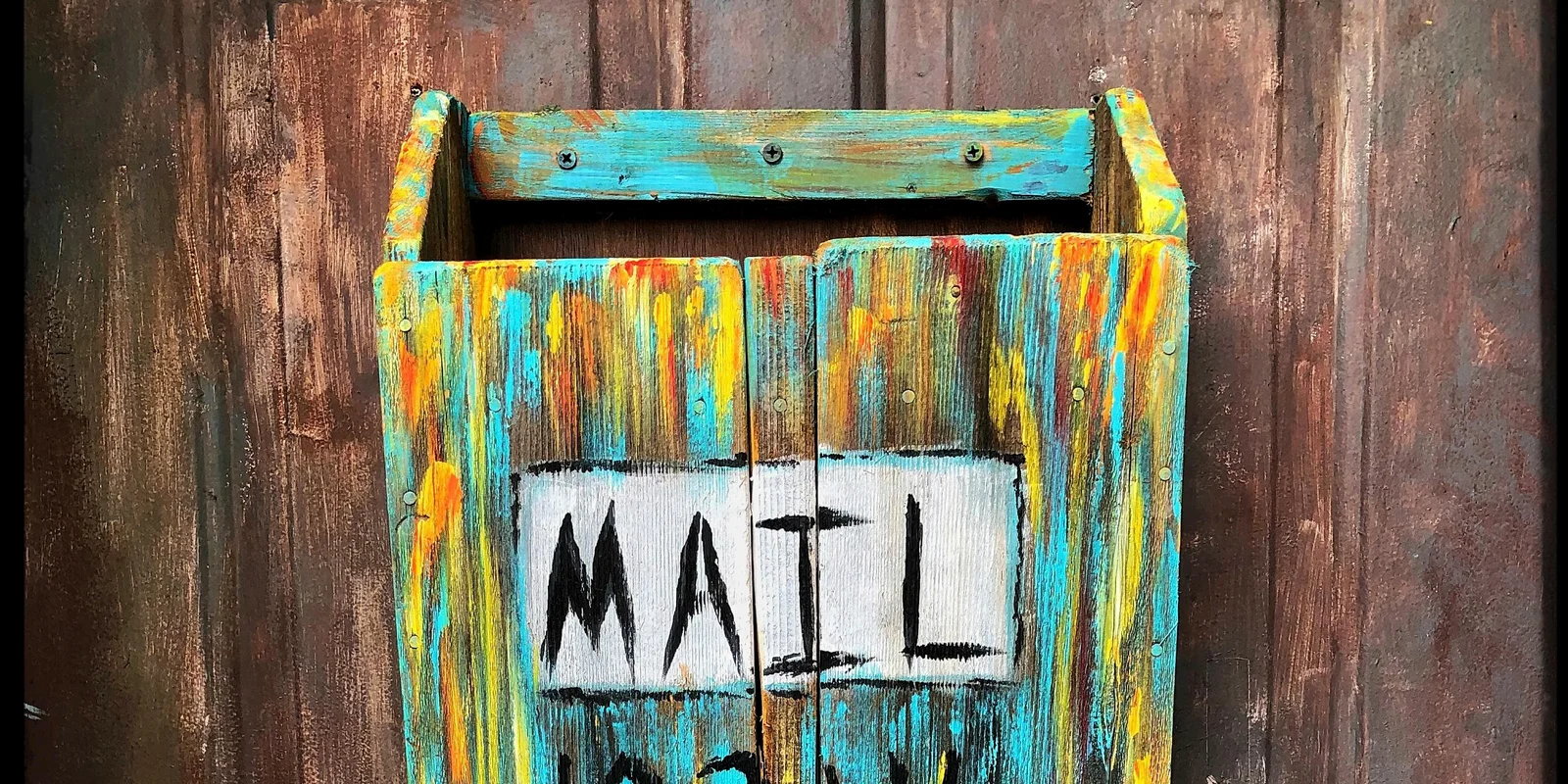 Ein farbiger Briefkasten