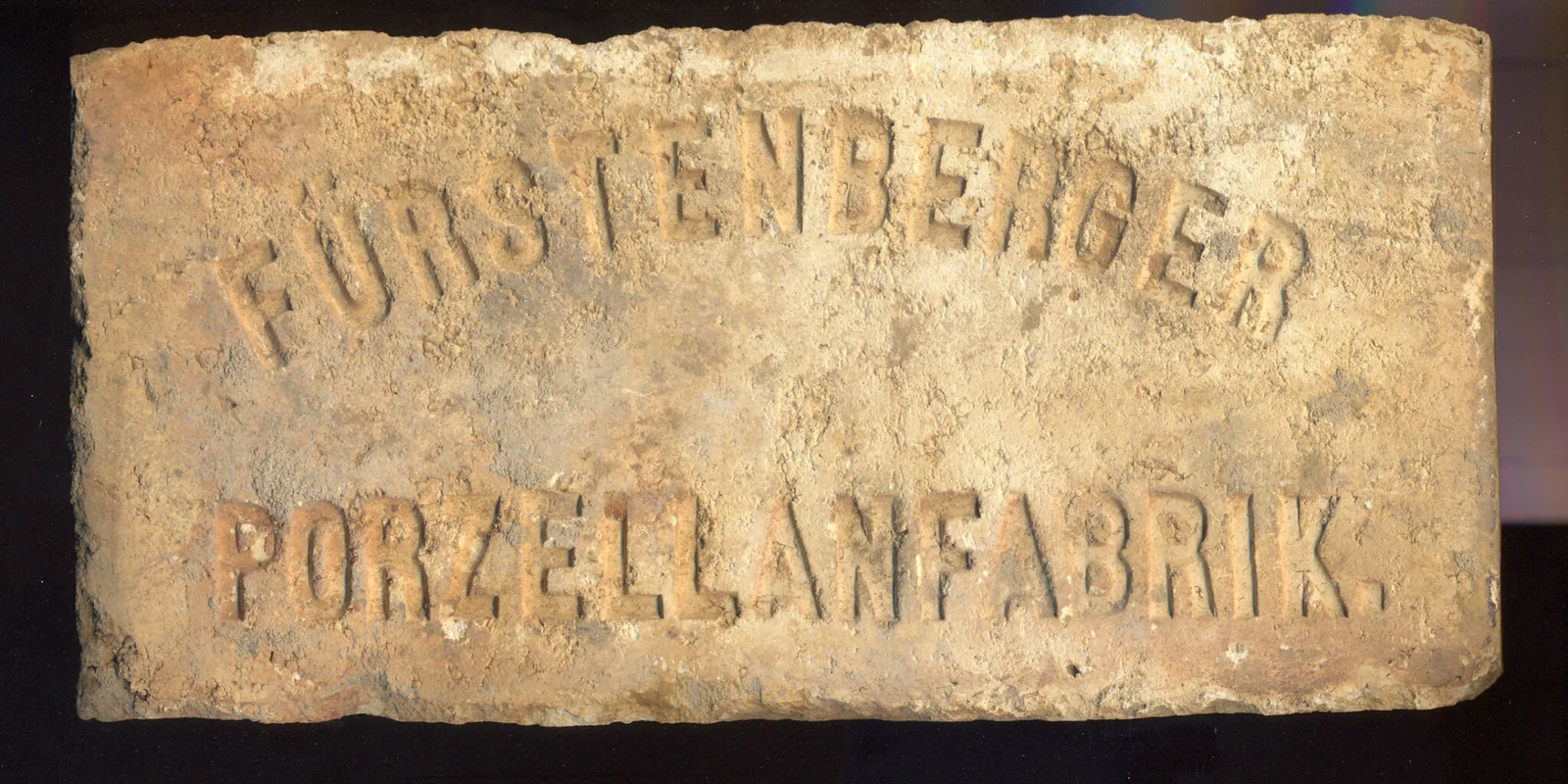 Plakette mit Inschrift "Fürstenberg Porzellanfabrik"
