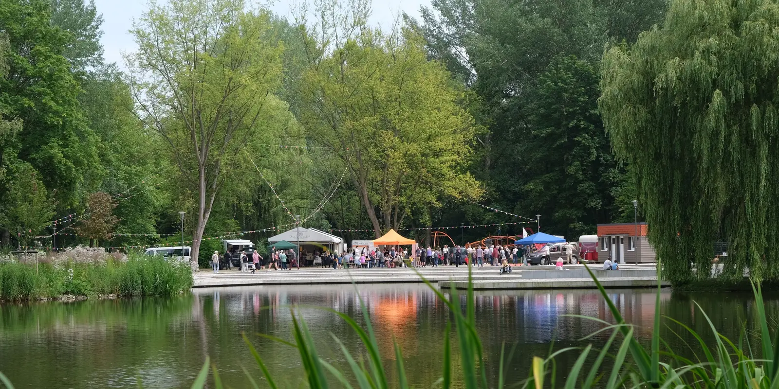 Blick über den See auf die Seebühne