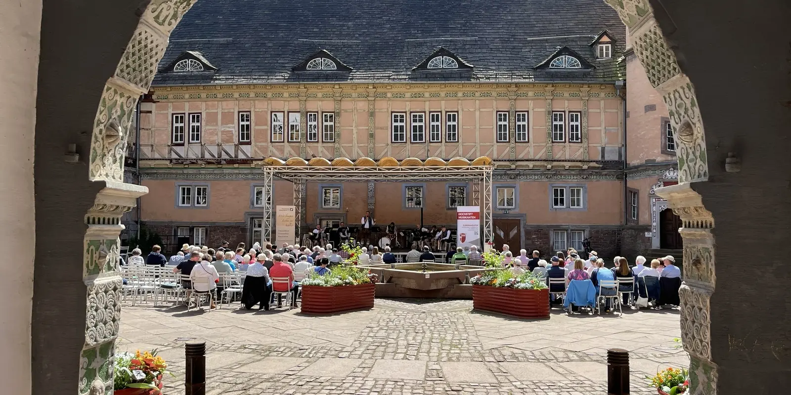 Blick durch den Torbogen in den Innenhof des Weserrenaissance Schloss Bevern