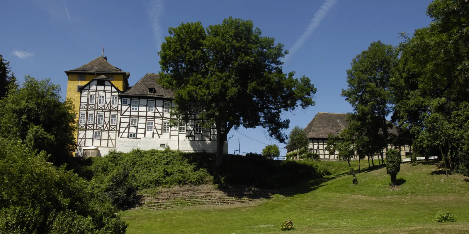 Blick auf die Tonenburg auf einem grünen Hügel