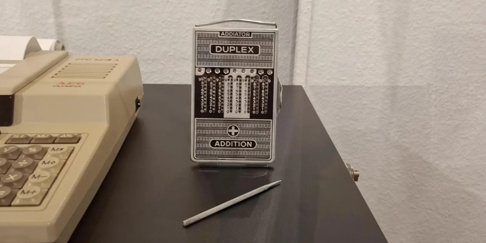 Ein Addiator - eine kleine Metallbox