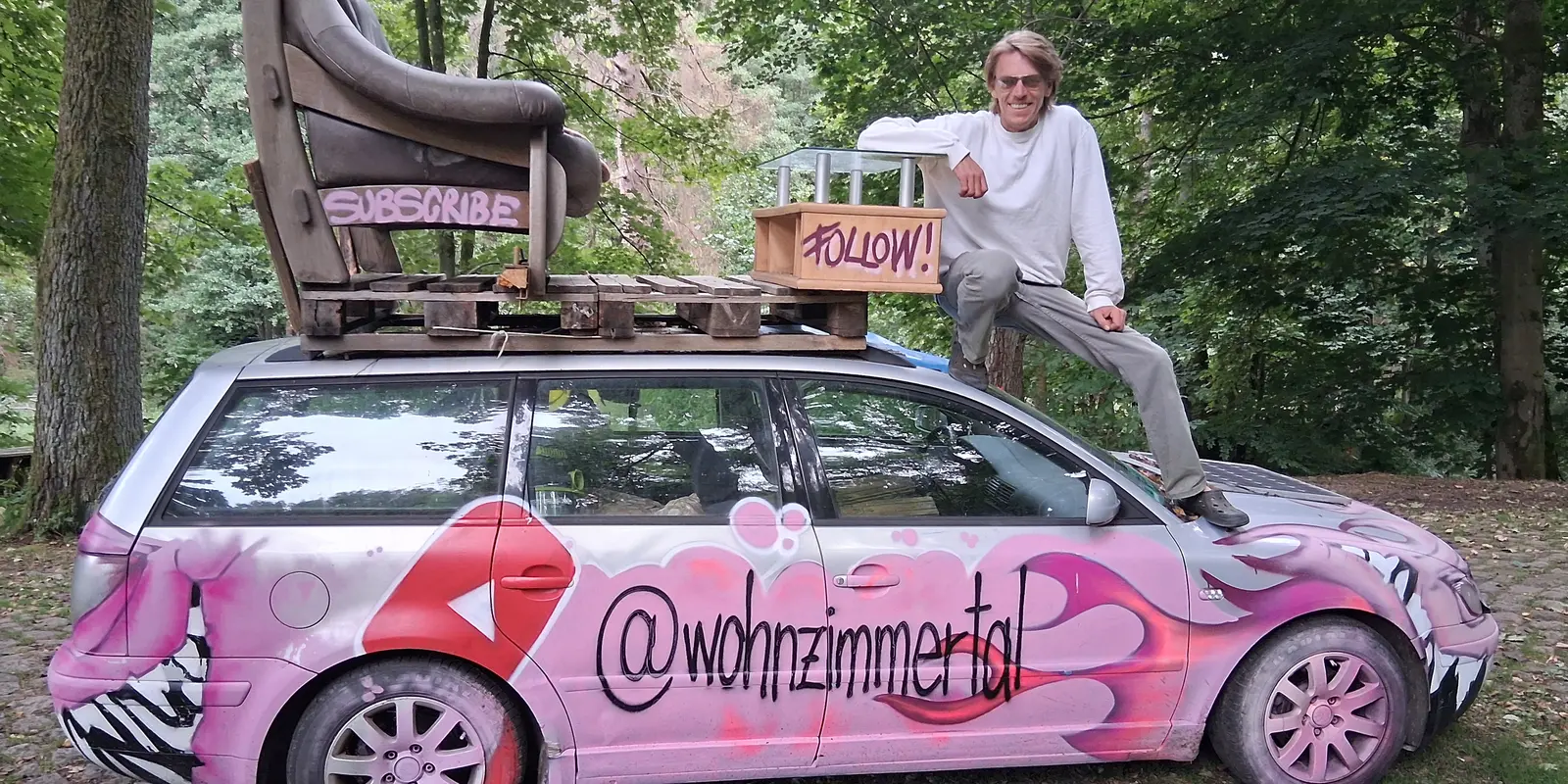 André auf seinem Auto-Kunstwerk