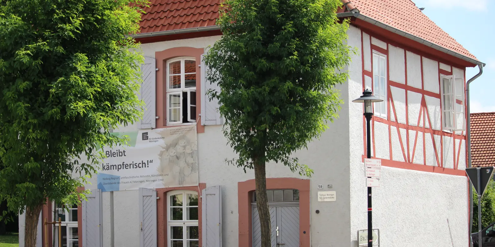 Der Verwaltungssitz der KZ-Gedenkstätte Moringen befindet sich im ehemaligen Torhaus der Stadt - einem weißen und roten Fachwerkhaus.