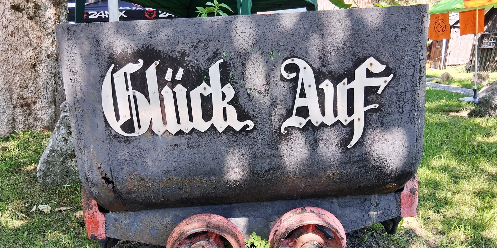 Bergwerkslore mit dem Schriftzug Glück Auf