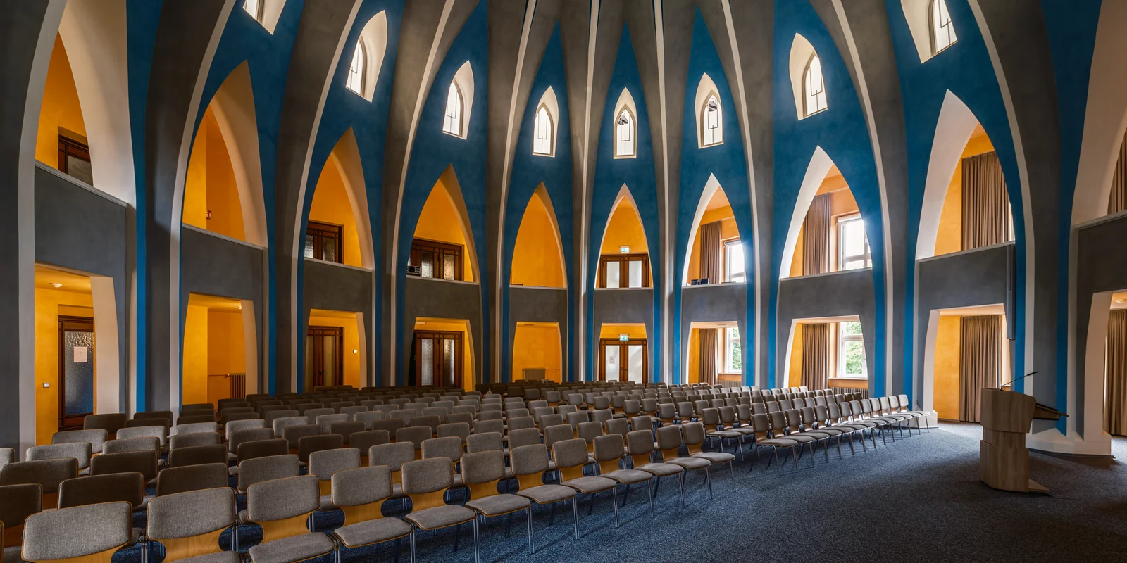 Der Innenraum der Aula Academica in blau und gelb.