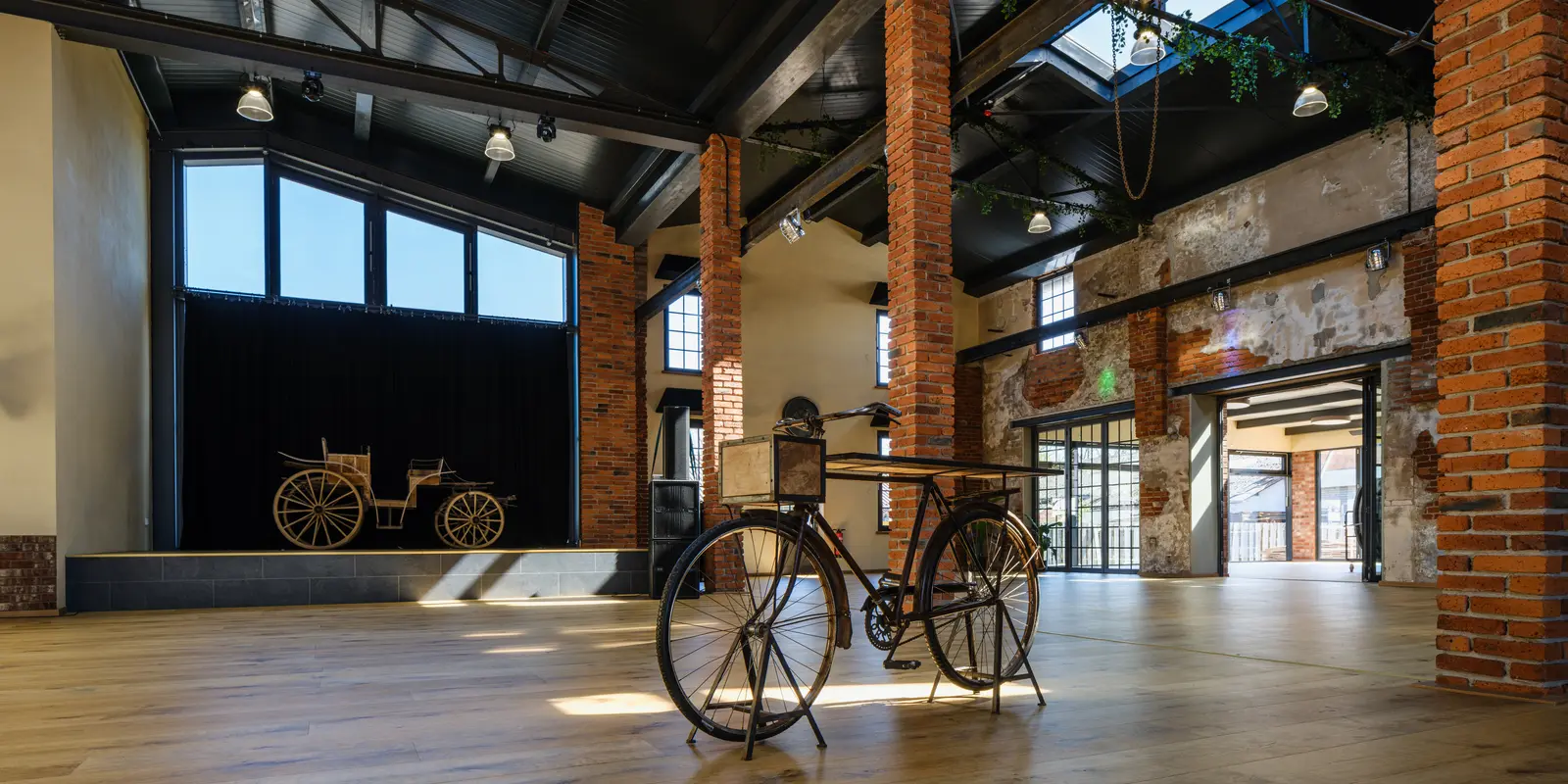 Innenraum des Kesselhaus. Im Vordergrund ein altes Fahrrad, im Hintergrund eine Bühne.