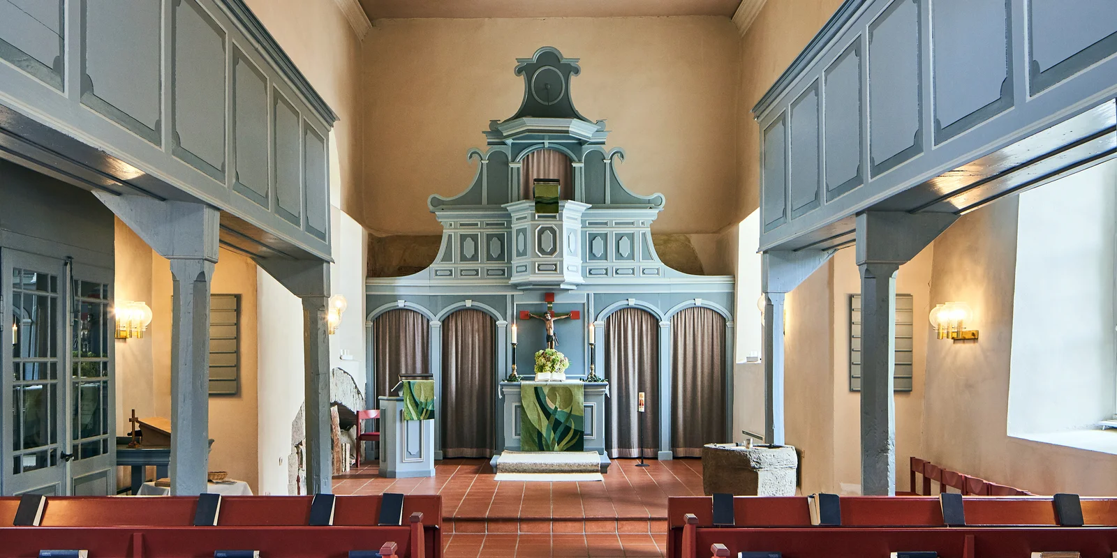 Innenaufnahme Kirche Klein Schneen mit Blick auf den Altar