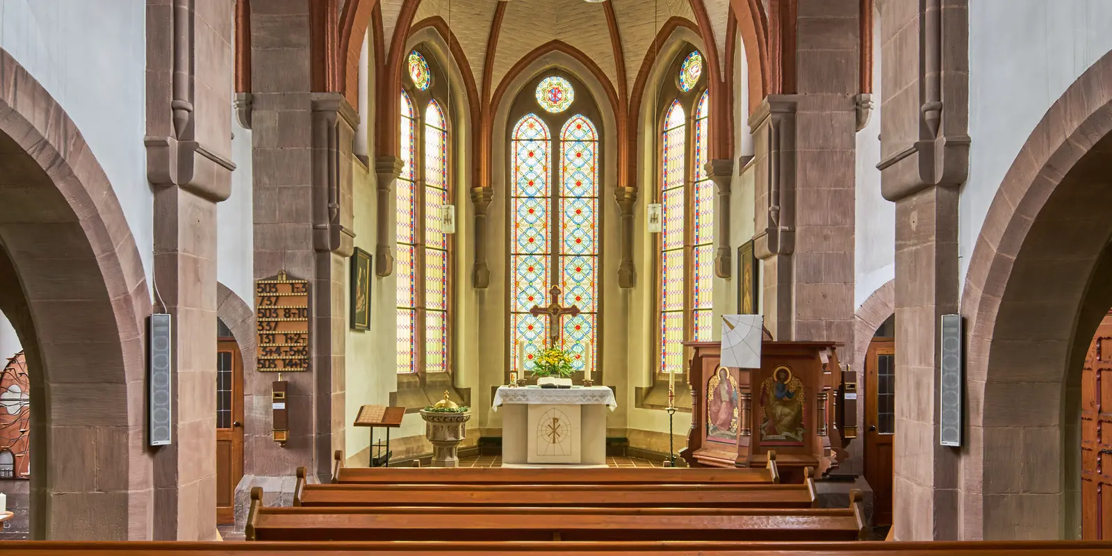 Innenaufnahme Gustav-Adolf-Kirche mit Blick auf den Altar.