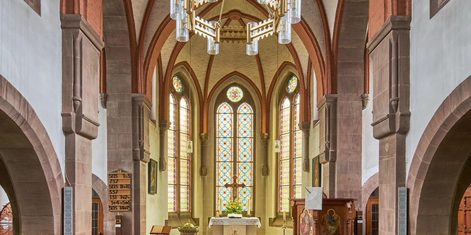 Innenaufnahme Gustav-Adolf-Kirche mit Blick auf den Altar.