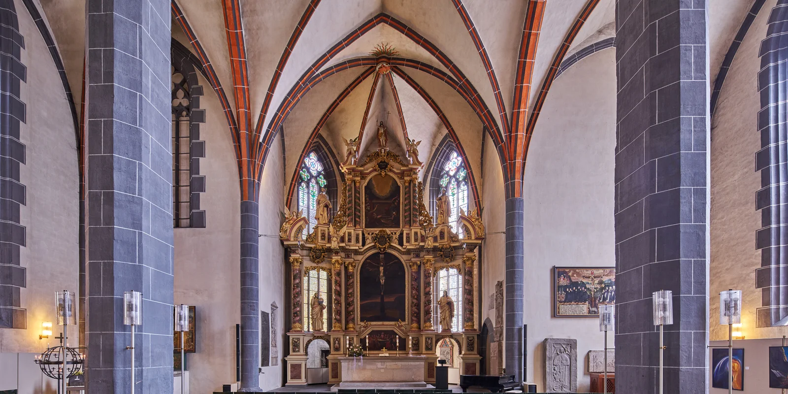 Innenaufnahme St. Blasius Kirche mit Blick auf den Altar durch zwei Säulen