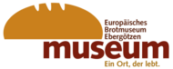 Logo links oben ein Brot, daneben der Schriftzug "Europäisches Brotmuseum Ebergötzen" dadrunter groß "museum" darunter kleiner "Ein Ort, der lebt."
