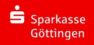 Logo der Sparkasse. Weiße Schrift auf rotem Grund. Ein dick geschriebenes S mit einem Punkt und dem Schriftzug: Sparkasse daneben