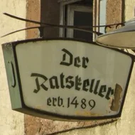Schild an der Fassade "Der Ratskeller erb. 1489"