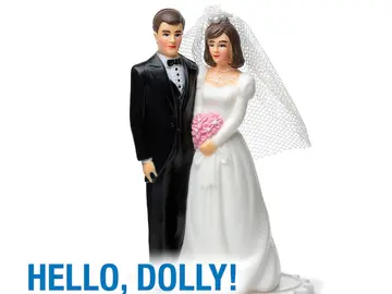 Eine Brautpaar-Figur mit dem Schriftzug "Hello, Dolly! Das Musical"