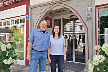Rainer und Annegret Maring stehen vor dem Eingang (ein hölzener Spitzbogen) der Kulturstube Duderstadt