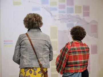 Besuchende der Sonderausstellung Moving Things im Forum Wissen 