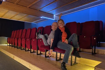 Das Hotelier-Ehepaar im Zuschauerraum des Theaters