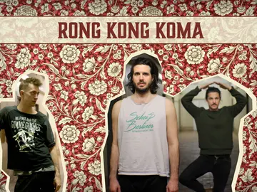 Bild der Band RONG KONG KOMA mit einem roten Tapetenhintergrund welcher mit weißen Blumen bedruckt ist wurden die drei Bandmitglieder als Ausschnitte eingefügt. Der Mann in der Mitte im weißen ärmellosen T-Shirt mit mittellangen dunklen Haaren und Dreitagebart schaut direkt in die Kamera. Rechts hinter ihm steht ein Mann mit Schnurrbart der seine Arme als Dreieck über dem Kopf hält und links schaut ein dritter Mann mit rockiger Frisur zu den beiden rüber.