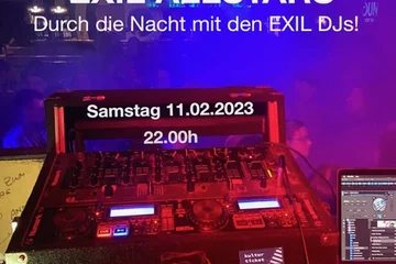 Ein DJ-Pult in einem Club mit einer Disko-Kugel. Auf dem Plakat steht: Der große Geburtstag-Dancefloo 20 JAHRE EXIL ALLSTARS Durch die Nacht mit den EXIL DJs! Samstag 11.02.2023 22:00h