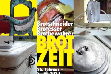 Plakat der Ausstellung Brotzeit - im Hintergrund sind Brotschneider und andere Gegenstände zu sehen