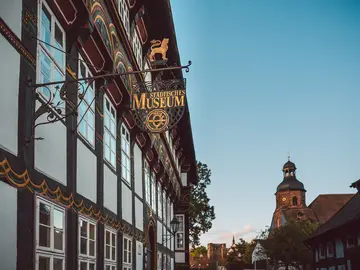 Goldenes Wappen am Stadtmuseum Einbeck (ein reich geschmücktes Fachwerkhaus)