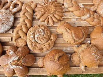 Brezel, Sonnenlaufbogen oder geflochtener Zopf - Backe dein Frühlingsbrot! 