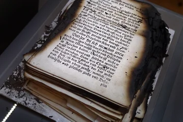 Ein aus der Anna Amalia Bibliothek in Weimar gerettetes, jedoch vom Brand weitestgehend zerstörtes Buch