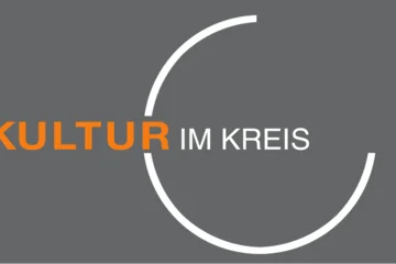 Logo "Kultur im Kreis" - "Kultur" in orangener Schrift, "im Kreis" in weißer und in einem zu drei vierteln geschlossenen weißen Kreis stehend.