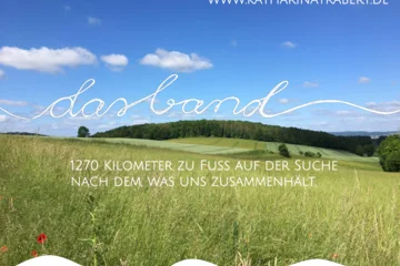 Landschaftsforto mit dem Schriftzug "Das Band"
