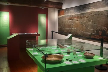 Ausstellungsraum mit verschiedenen Objekten