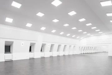 Innenaufnahme Bad Gandersheim Probenzentrum Domfestspiele – ein komplett weißer Raum, hell erleuchtet