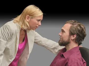 Zwei Menschen in Diskussion