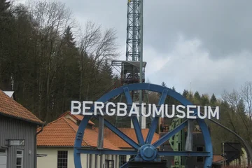 Großes Blaues Metallrad mit der Aufschrift "Bergbaumuseum"