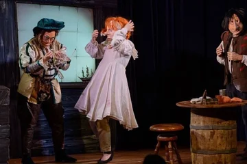 Szene aus "Auf rauer See" - Die Wirtin wird von zwei Piraten ausgeraubt.