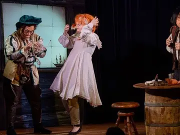 Szene aus "Auf rauer See" - Die Wirtin wird von zwei Piraten ausgeraubt.