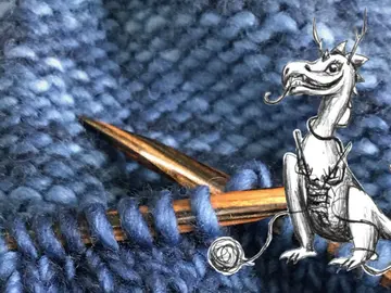 ein strickender Drache