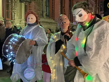 Bunt beleuchtete Musiker in Verkleidung
