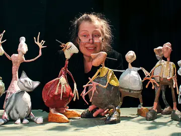 Frau Zwickel und ihre Figuren aus "Die Zwickmühle"