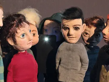 Eine Gruppe Jugendlicher-Figuren