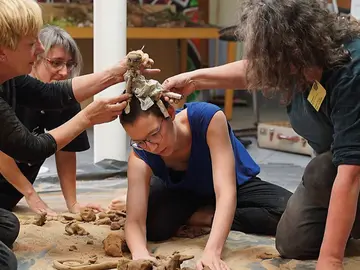 Workshop Teilnehmer*innen expiremntieren mit Lehm und Figuren