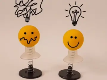 Zwei Figuren - das eine verzweifelt an seine Reaktionsfähigkeit, das andere hat sofort eine Idee für eine tolle Antwort