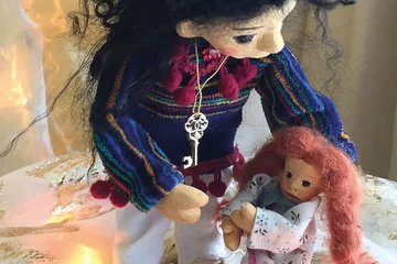 Eine Erwachsene Puppe tröstet eine Kinderpuppe