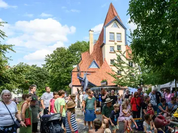 Menschen beim Picknick im Park vor der Theater der Nacht