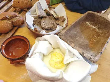 Backaktion - Bauernbrot backen & Butter selbst herstellen